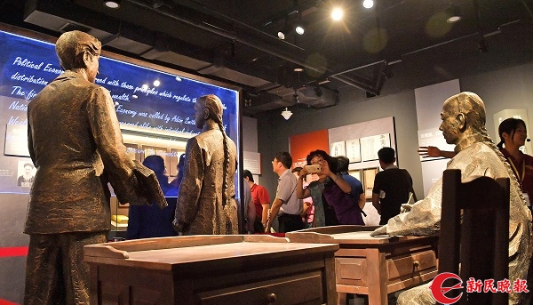 博物馆现场还原了清末第一所官办外语专门学校京师同文馆，外国教师向中国学生教授古典政治经济学的课堂。 (2).JPG