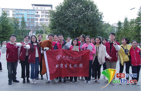 上海财经大学研支团与玉溪中学五子棋参赛选手合影。上海财经大学研支团 供图