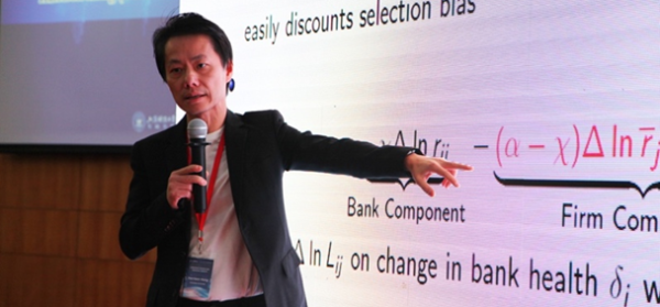 Harrison Hong教授作报告《基于分类模型的信贷供给影响效应研究》