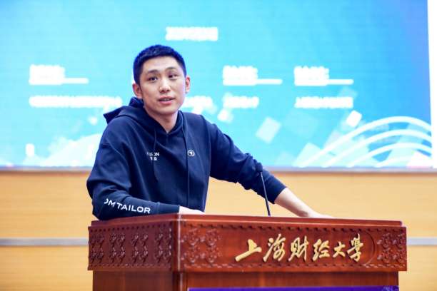 图片包含 人, 前, 桌子, 男人 描述已自动生成