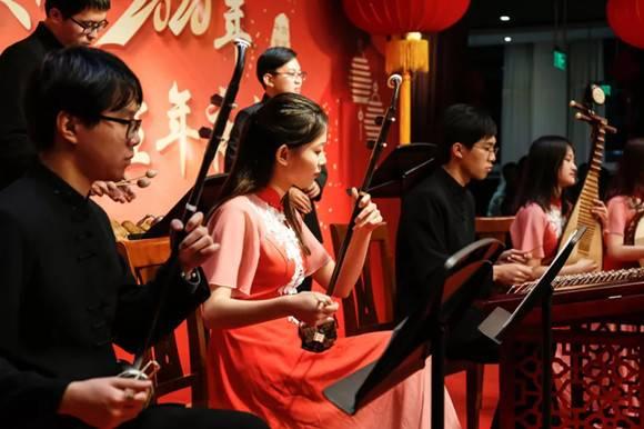这份提前年夜饭吃得好开心:留校大学生新春联欢收到“压岁红包”