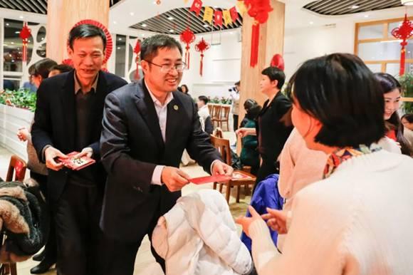 这份提前年夜饭吃得好开心:留校大学生新春联欢收到“压岁红包”